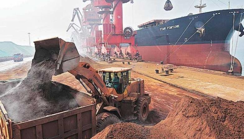 China steel mills chose new orders for iron ore over rising port stocks