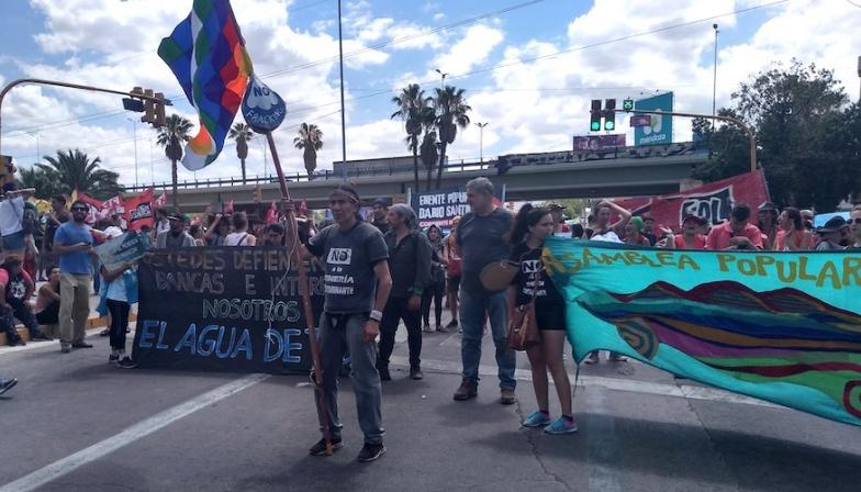 Протест в Мендосе, Аргентина, против изменения закона 7722. 